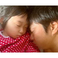 パンサー尾形の妻、夫と娘・さくらちゃんの“くっつき寝顔ショット”公開！「微笑ましい」「絵になる一枚」 画像