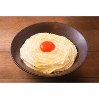 「山下本気うどん 渋谷センター街」1周年記念で「白いカルボナーラうどん」が復刻！ 画像