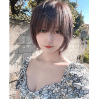 美容系YouTuber・こばしり、デコルテ美しい夏服ショット公開 画像