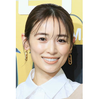 泉里香、ミニスカゴルフウェア姿で豪快スイング披露！「ナイスショット」「可愛いすぎる」 画像