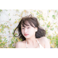 日向坂46・影山優佳、砂浜で抜群の透明感！写真集ポストカード 画像