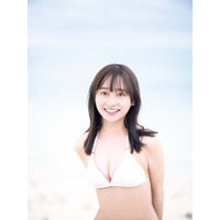 日向坂46・影山優佳、明るいイメージが際立つ白水着カット公開！1st写真集特典ポストカード 画像