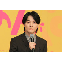 神木隆之介、『らんまん』長屋の女性たち3人とハートポーズ披露！ 画像