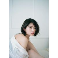 若月佑美、初フォトエッセイ発売日に美肌露出の厳選カットが公開に！ 画像