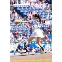 NHK『ワースポ×MLB』キャスター・菊池柚花、NPB始球式にミニスカで初登板「ワンバン…次はズバッと！」 画像