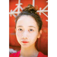 三戸なつめ、フォトエッセイで前髪パッツンイメージに変化「“おとなつめ”な表情を見て」 画像