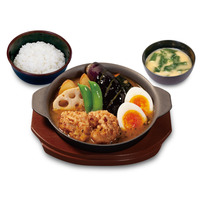 本格唐揚げがイン！松のや「四季の野菜と本格唐揚げのスープカレー」新発売 画像