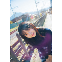 日向坂46・上村ひなの、ソロ写真集の彼女感あふれる秋私服&冬制服 画像