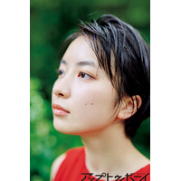 注目の新人女優・藤﨑ゆみあ、グラビアで魅せる神秘的な横顔＆等身大の笑顔 画像