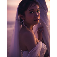 秋元真夏、ウエディングドレス姿披露！理想の結婚相手も告白 画像