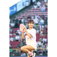 宇野実彩子、スタイリッシュなショートパンツ姿で5年ぶりの始球式 画像