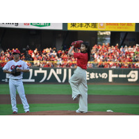 フジ・佐久間みなみアナ、ワンバン始球式「悔しくて思わずしゃがみこんでしまいました…」 画像