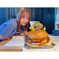 神部美咲、どでかハンバーガーで29歳誕生日お祝い 画像