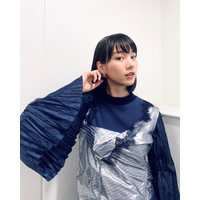 のん、ネイビー×シルバーの重ね着コーデ着こなすCM撮影オフショに「ヨッ！お洒落番長！」 画像