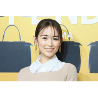 泉里香、暑い野外ロケ姿のあるものに反響「デカ過ぎやろ～」「これは涼しそう」 画像