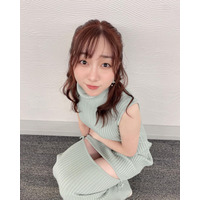 須田亜香里、体にぴったりのニットワンピで太ももチラリ！ 画像