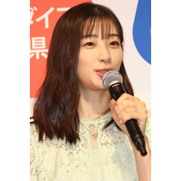 足立梨花、前撮りウェディングドレス姿に反響！「メッチャ綺麗」「笑顔が最高」 画像