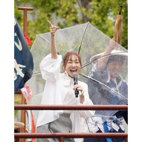 須田亜香里、安濃津丸1日船長就任！雨の中でも満面の笑顔が光る 画像