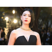 三吉彩花、胸元パックリなセクシードレス！東京国際映画祭に登場 画像