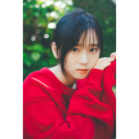 櫻坂46・山下瞳月、初のソロ表紙！グラビアでは多彩な表情も 画像