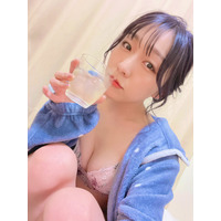 須田亜香里、もこもこルームウェア＋ランジェリーのラフな姿で谷間を露出 画像