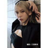 AKB48・茂木忍、卒業写真集からクールな表情が印象的な限定版カバーが公開 画像