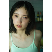 加藤小夏、1st写真集発売！貴重なキャミソール姿披露 画像