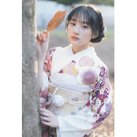 乃木坂46・川﨑桜、儚い美しさをまとう振袖姿披露　 画像