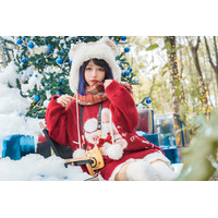 美女コスプレイヤーがクリスマス衣装でプレゼントをお届け 画像