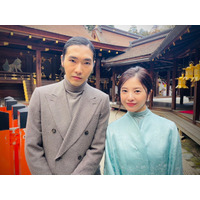 吉高由里子＆柄本佑、紫式部ゆかりの神社参拝でNHK大河ドラマ『光る君へ』に意気込み 画像