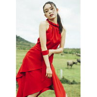 髙石あかり、1st写真集『幻灯』発売！真っ赤なワンピースの鮮烈カット公開！ 画像