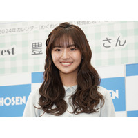 豊田ルナ、新作カレンダーのお気に入りは白のワンピース水着「懐かしい気持ちになれて」 画像