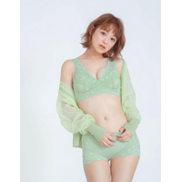 鈴木奈々、胸の谷間あらわなランジェリー姿と現在の体重を公開 画像