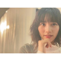 のん、爽やかな装いのオフショット公開で「春の女神」の声 画像