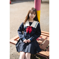 日向坂46・渡辺莉奈、中学卒業への期待と不安をのぞかせた制服グラビア 画像