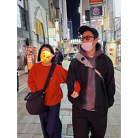 パンサー尾形＆妻、結婚記念日に手つなぎ&腕組みショット公開で反響 画像