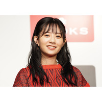 伊藤萌々香、自身初のカレンダーは「全部のページがお気に入り」 画像