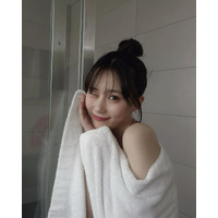 「ヘアメイクさんが撮ってくれた」田中美久、セクシーな肩出しバスタオルショットに視線集中！ 画像