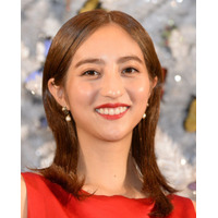 堀田茜、タイトなワンピース姿で美ボディラインくっきり！ 画像