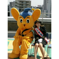 村重杏奈、一日警察署長で浅草の街をパトロール　交通安全もアピール 画像