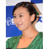 浅田舞、ウエストちら見せのセクシー美人カット投稿！「とってもステキ」「最強にお綺麗…」 画像