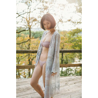大久保桜子、チューブトップのビキニ姿で抜群のプロポーション！ 画像