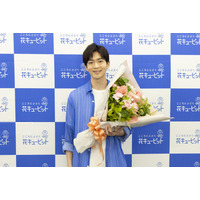 松下洸平が直接花を手渡し！母の日キャンペーンに参加 画像