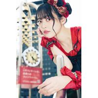 声優・上坂すみれ、“聖地”中野サンプラザでライブ衣装をグラビア撮 画像