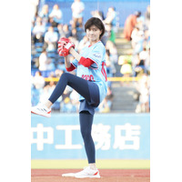 内田有紀、始球式で見事な投球フォームを披露…リベンジならずも「感謝を込めて」 画像