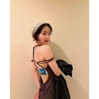 剛力彩芽、沖縄コーデで美背中露出！魅惑のワンピ姿に「後ろが大胆」「お洒落上級者」の声 画像