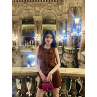 「綺麗すぎる」出口夏希、オペラ座でのファッションにファン注目 画像