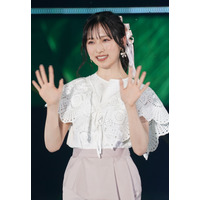 小栗有以の制服オフショットにツッコミの声「傘でかい笑」「ゲリラ豪雨にも耐えれそうな傘」 画像