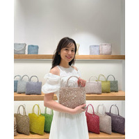 久慈暁子の肩見せワンピショットが美しい……ファン「ステキだ」「天使みたい」 画像