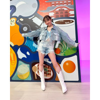 須田亜香里、超ミニ丈デニムで太もも限界露出！「攻めますねぇ」「最高じゃないですか！」 画像